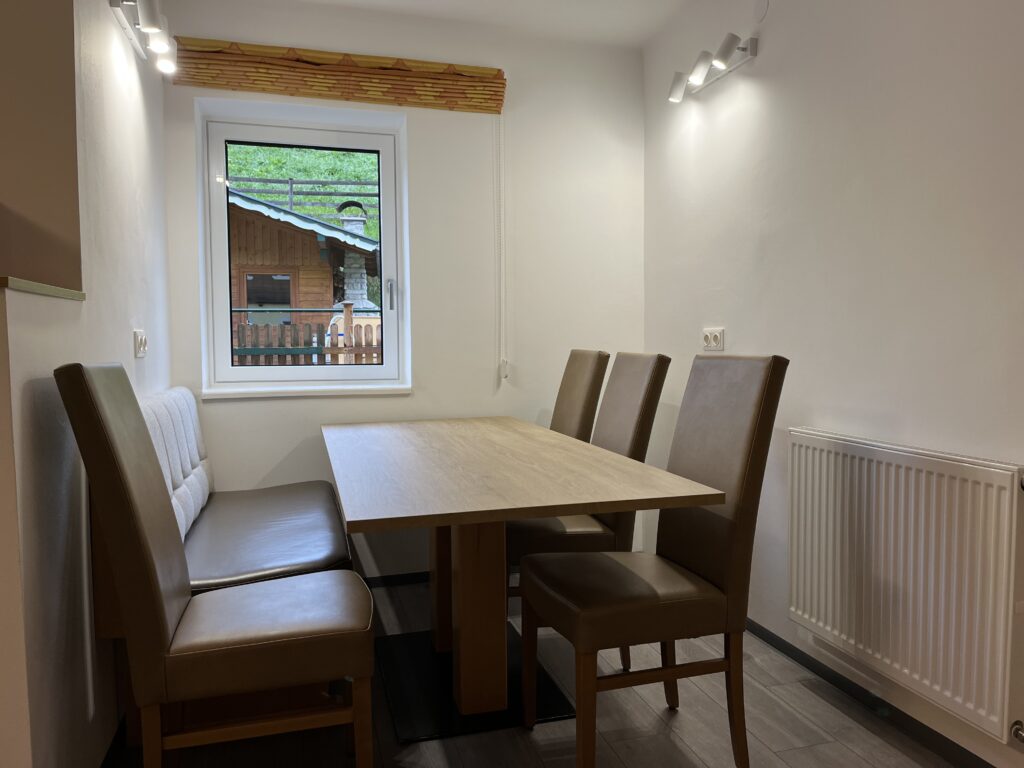 Grafenberg 1 Apartment - Dining Area