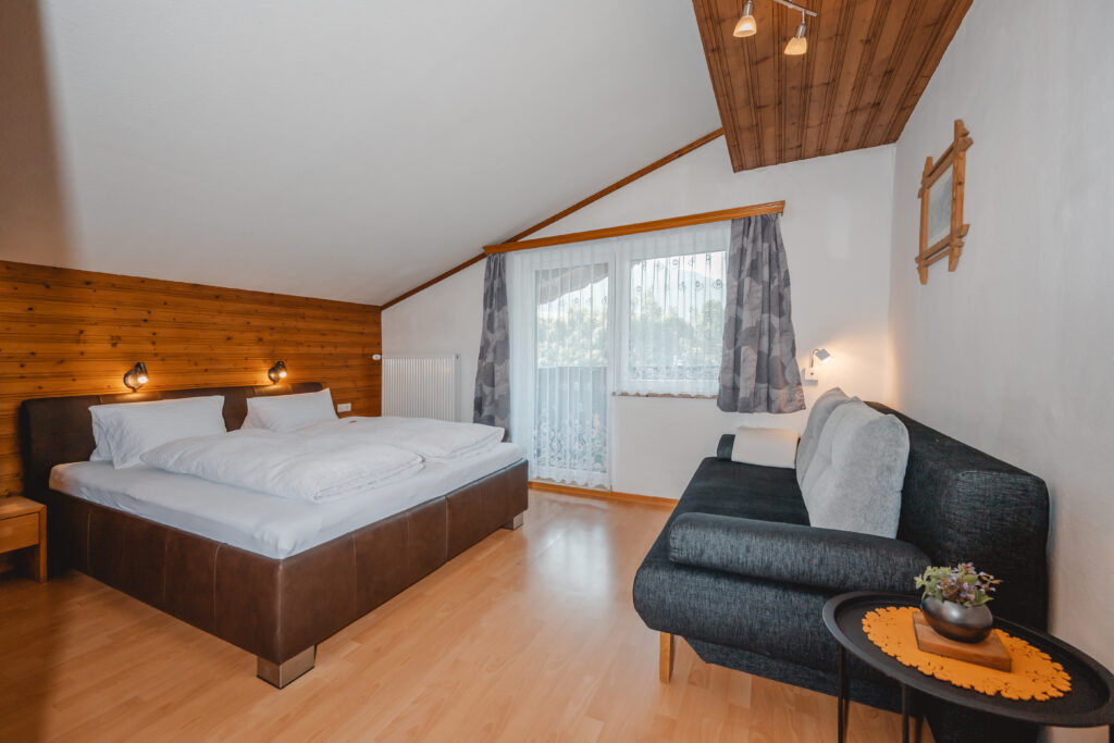 Appartement Edelweiß 1 - Schlafraum 2 mit Doppelbett, Einzelsofa und eigene Dusche / WC. Flat TV und Balkon mit Blick auf Wagrain