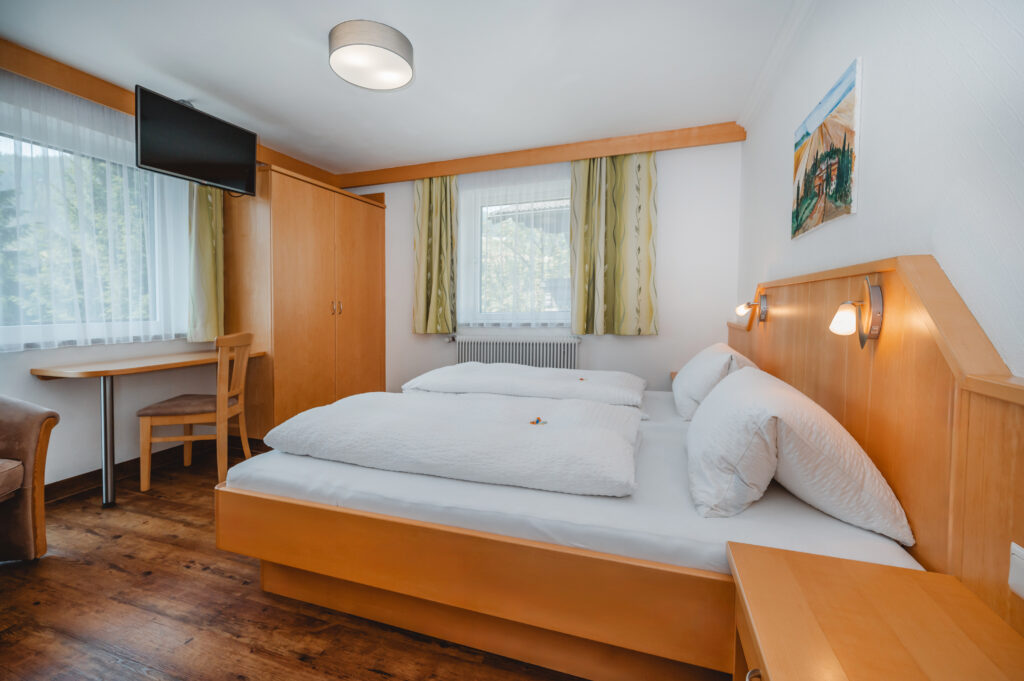 Appartement Grafenberg 2 - Schlafraum 1 mit Doppelbett und eigene Dusche / WC. Flat TV und Balkon mit Blick auf Wagrain