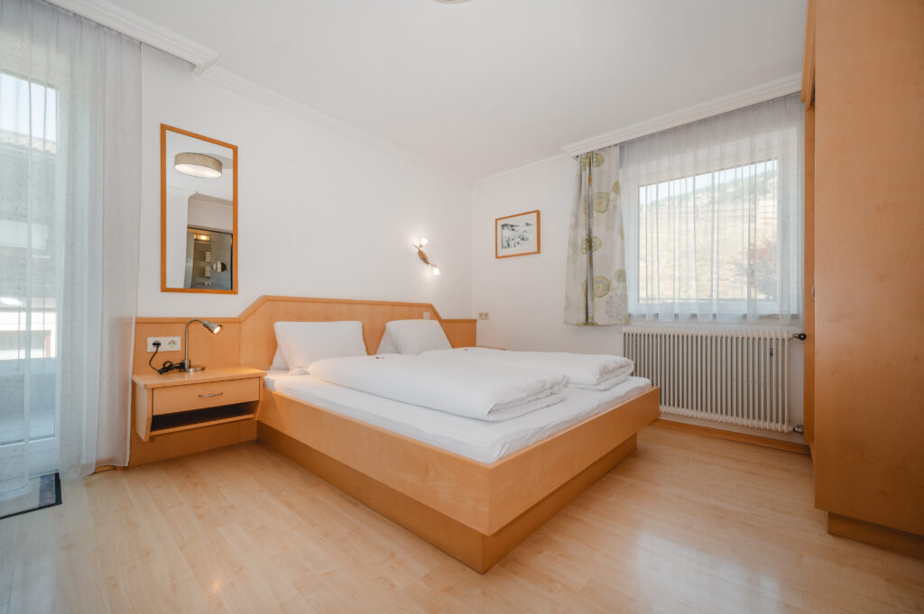 Appartement Grafenberg 2 - Schlafraum 2 mit Doppelbett, Einzelbett und eigene Dusche / WC. Flat TV und Balkon mit seitlichen Blick auf Wagrain