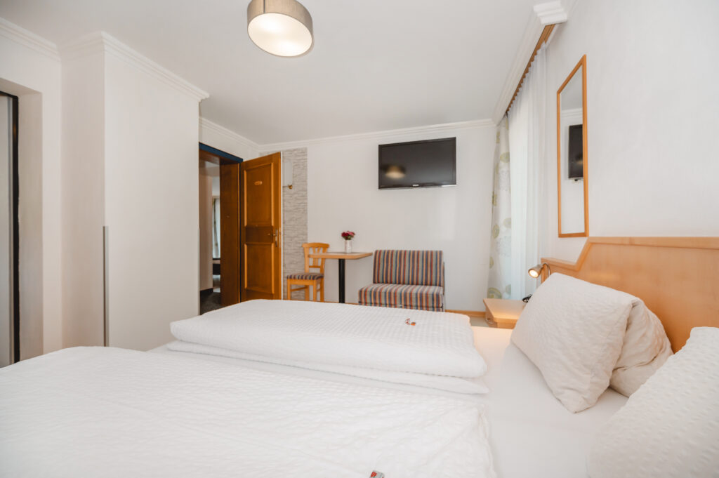 Appartement Grafenberg 2 - Schlafraum 2 mit Doppelbett, Einzelbett und eigene Dusche / WC. Flat TV und Balkon mit seitlichen Blick auf Wagrain