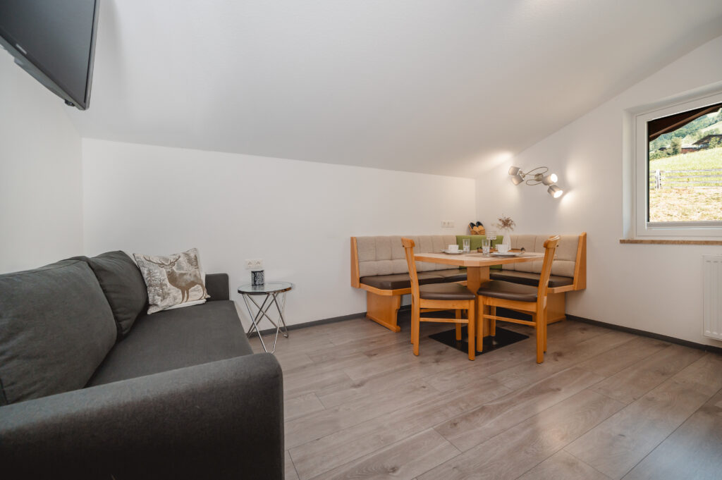 Appartement Edelweiß 2 - Essecke mit Sofa ausziehbar als Schafcouch für 2 Peronen