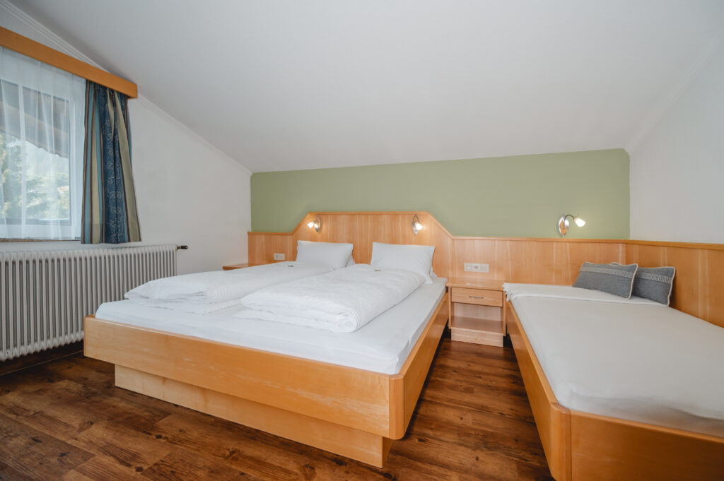 Appartement Edelweiß 2 - Schlafraum 1 mit Doppelbett und eigene Dusche / WC. Flat TV und Balkon mit Blick auf Wagrain
