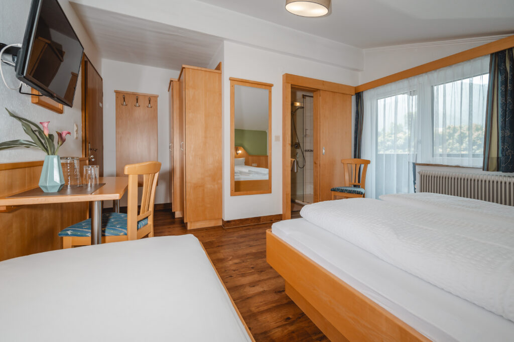 Appartement Edelweiß 2 - Schlafraum 1 mit Doppelbett und eigene Dusche / WC. Flat TV und Balkon mit Blick auf Wagrain