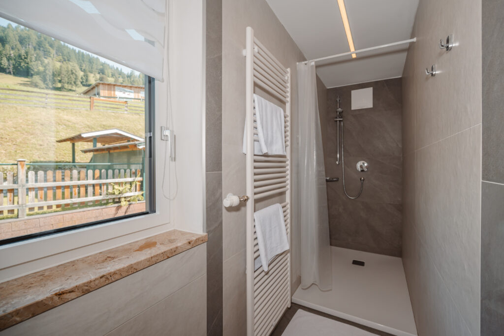 Appartement Grafenberg 1 - großes neues Bad mit Dusche und Fenster