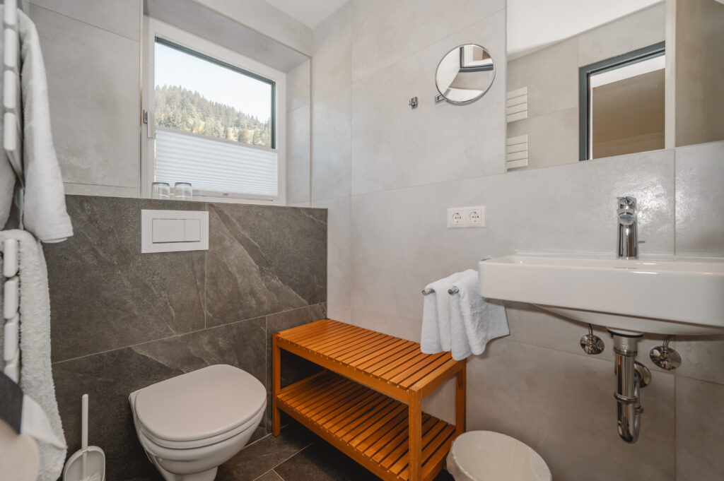 Appartement Grafenberg 2 - großes neues Bad 2 mit Dusche und Fenster