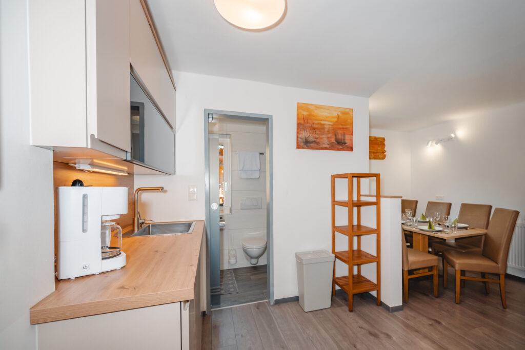 Appartement Grafenberg 1 - Vollausgestattete neue Küche mit Ofen, Mikrowelle, Kaffeemaschine, Geschirrspüler und Küchenutelsilien