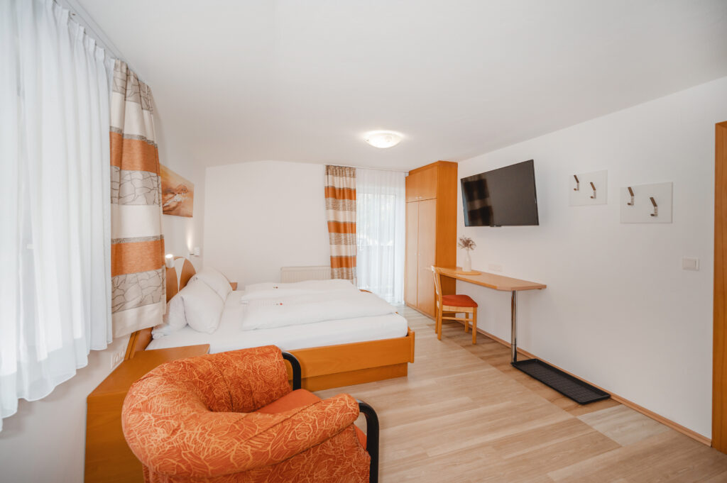 Appartement Grafenberg 1 - Schlafraum 2 mit Doppelbett, zusätzlichen Einzelbett, Flat TV und Balkon mit Blick auf Wagrain