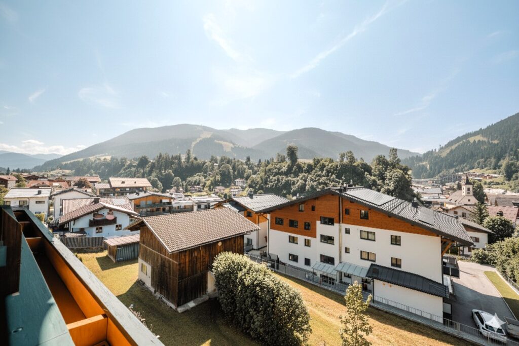 Deutsch: Aussicht auf das Dorf Wagrain und den Berg Flying Mozart Grießenkareck. Es ist sommerlich schönes Wetter.
English: View to Wagrain village and mountain Flying Mozart Grießenkareck. It is sommer and amazing weather.