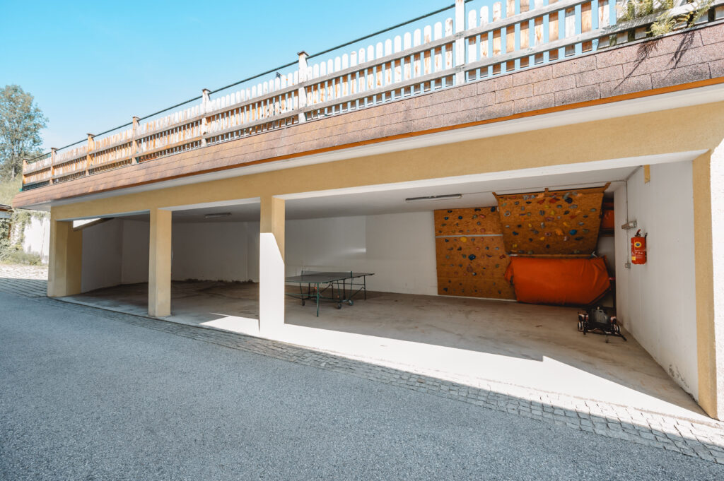 Deutsch: Eine helle Garage für 5 Fahrzeuge. Daneben ist noch eine Freifläche zum Parken English: A bright garage for 5 vehicles. Next to it is an open space for parking.