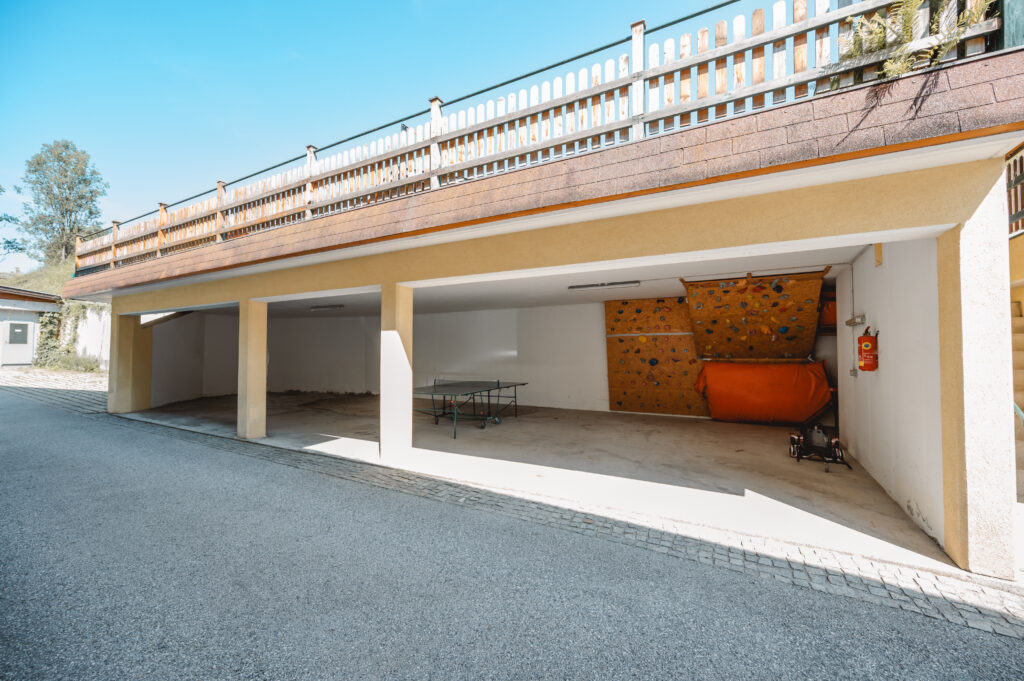 Deutsch: Eine helle Garage für 5 Fahrzeuge. Daneben ist noch eine Freifläche zum Parken
English: A bright garage for 5 vehicles. Next to it is an open space for parking.